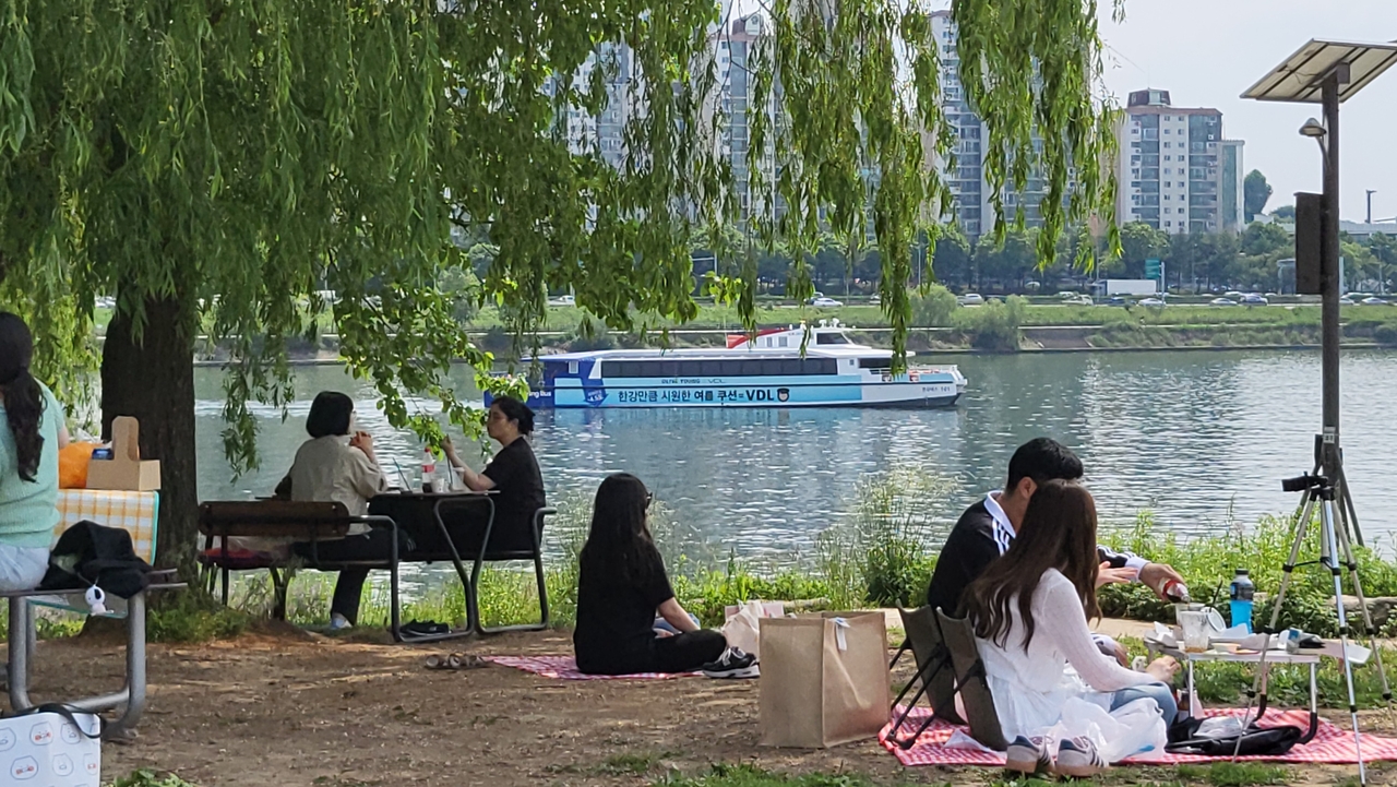 사람들이 한강에서 피크닉을 즐기고 있다. 사진은 기사와 무관. [한강버스 제공]