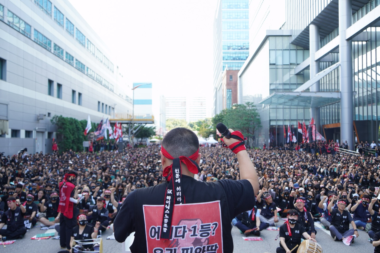 지난해 8월 SK하이닉스 노조가  영업이익 성과급 지급을 요구하며 벌인 결의대회 모습. [연합]