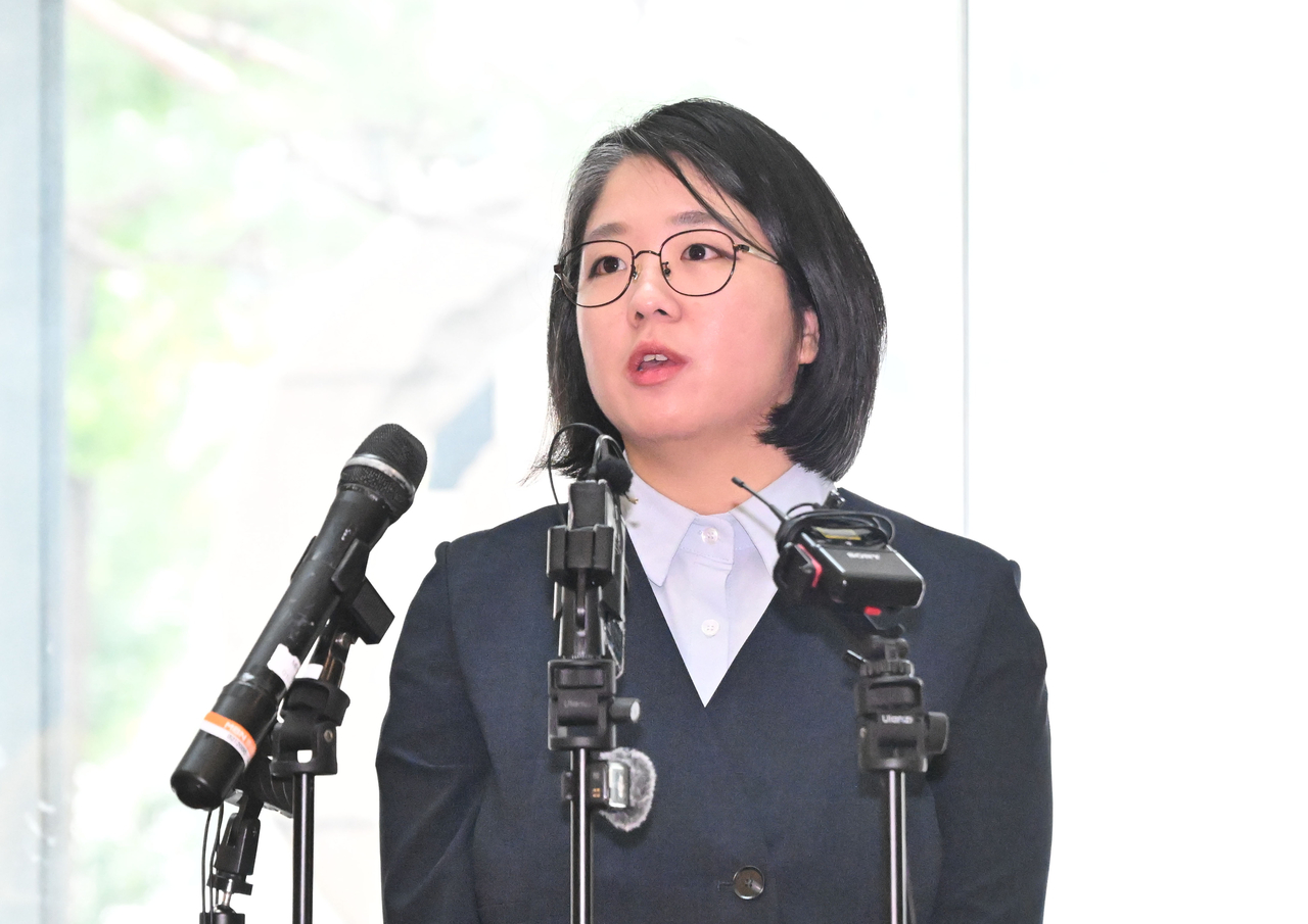 Yong Hye-in, nominee for minister of gender equality and family, answers reporters' questions as she arrives at her confirmation hearing preparation office at the Korea Youth Activity Promotion Agency in Seodaemun-gu, Seoul, on Wednesday morning. Photo by Lim Se-jun