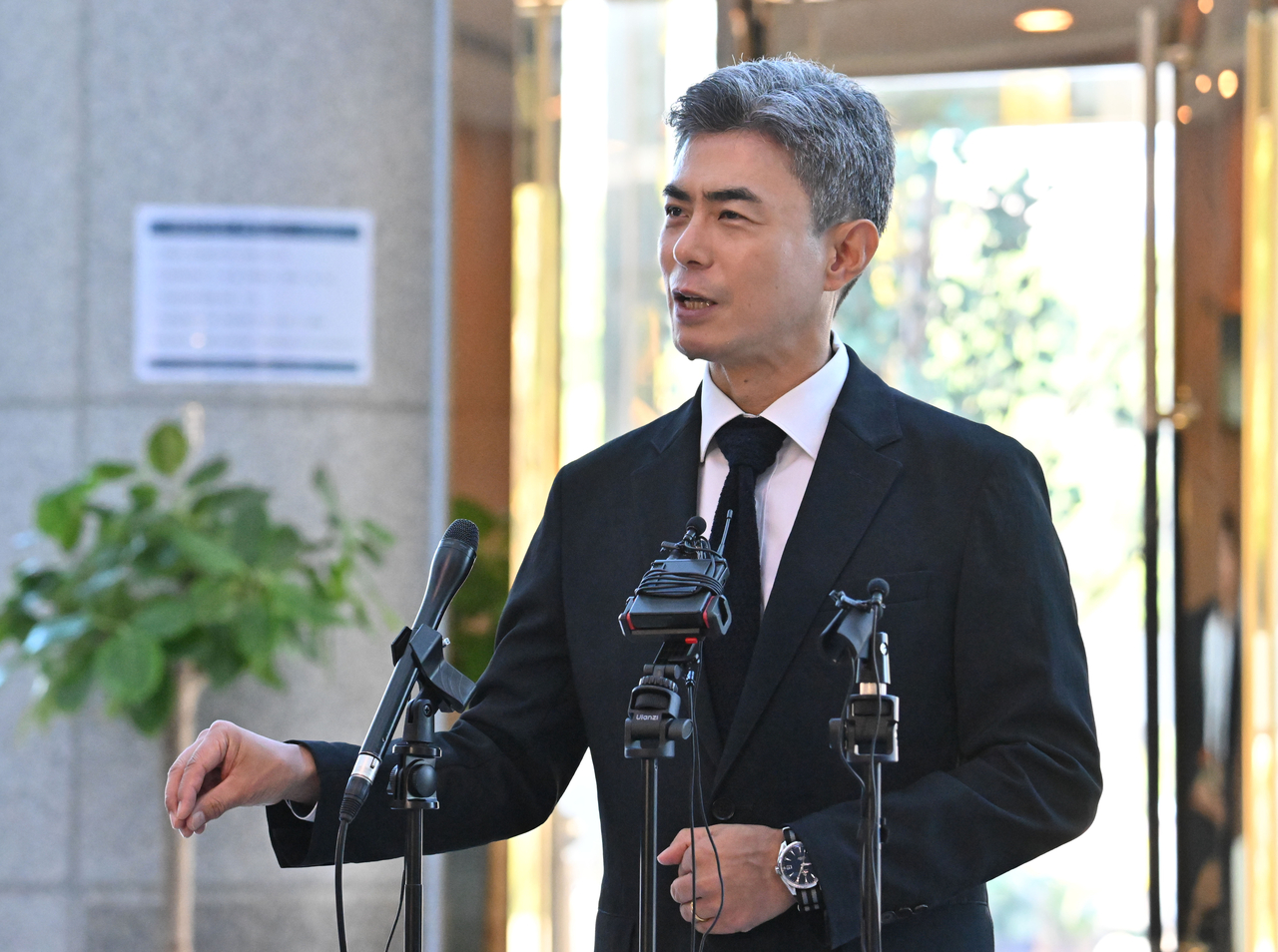 강신철 국방부 장관 후보자가 3일 오전 서울 용산구 국방컨벤션에 마련된 인사청문회 준비 사무실로 출근하며 취재진의 질의에 답변하고 있다. 임세준 기자