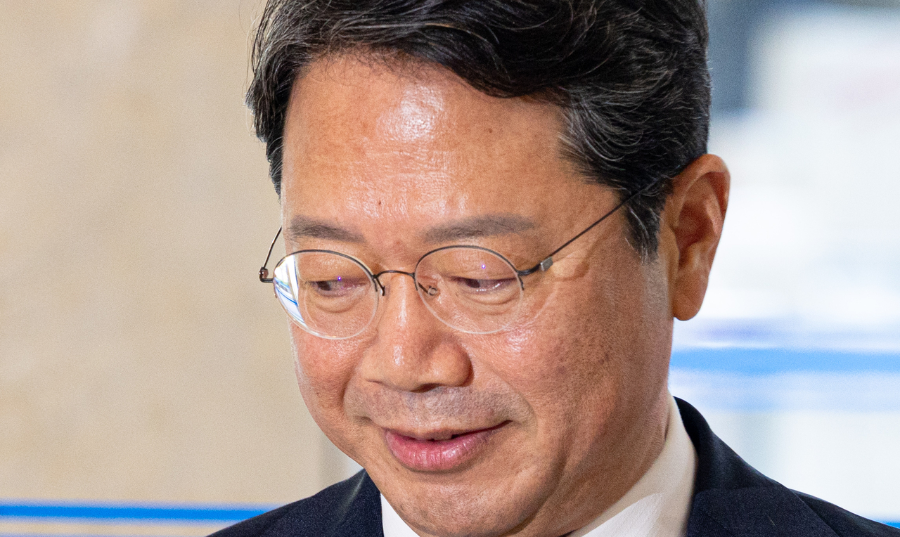 Kim Seung-won, nominee for minister of justice, arrives Thursday morning at his confirmation hearing preparation office in the Jeokseon Hyundai Building in Jongno-gu, Seoul. (Yoon Chang-bin)