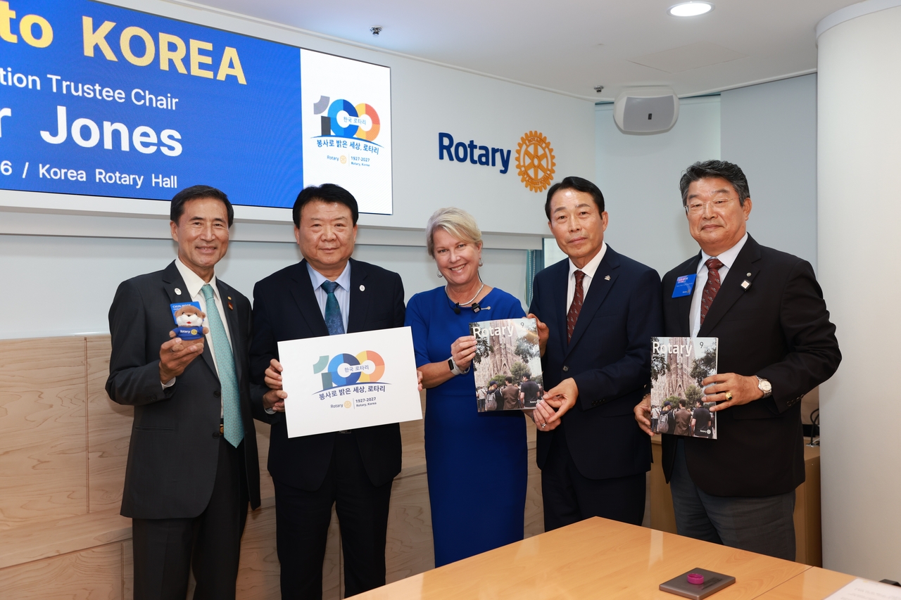 From left: Hyeon Cheon-wook, Rotary Foundation trustee; Lee Jeong-hyeon, Rotary International director; Jennifer Jones, Rotary Foundation chair; Kim Yun-se, Rotary Korea governor; and Lee Seon-geon, Rotary public image coordinator. [Rotary Korea]