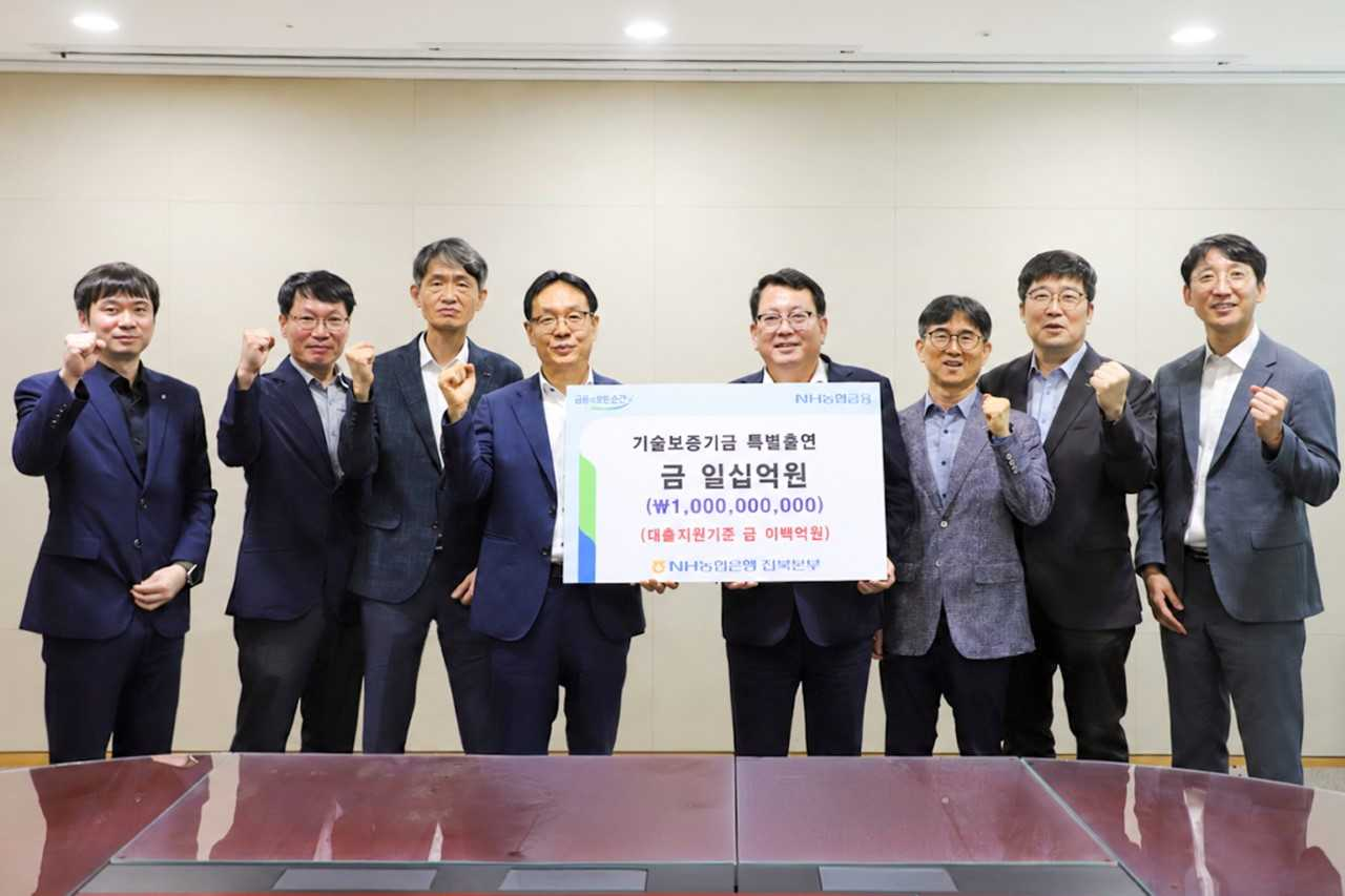 Participants pose for a photo after signing the MOU, including Kim Tae-ju, head of Kibo's Honam regional headquarters (fourth from left), and Jang Gil-hwan, head of NH NongHyup Bank's North Jeolla regional headquarters (fifth from left). [Korea Technology Finance Corporation]