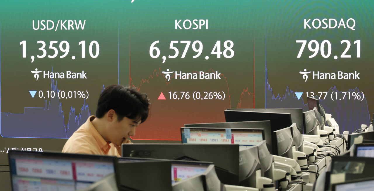 An electronic board showing the Korea Composite Stock Price Index at a dealing room of the Hana Bank headquarters in Seoul on Friday. (Yonhap)