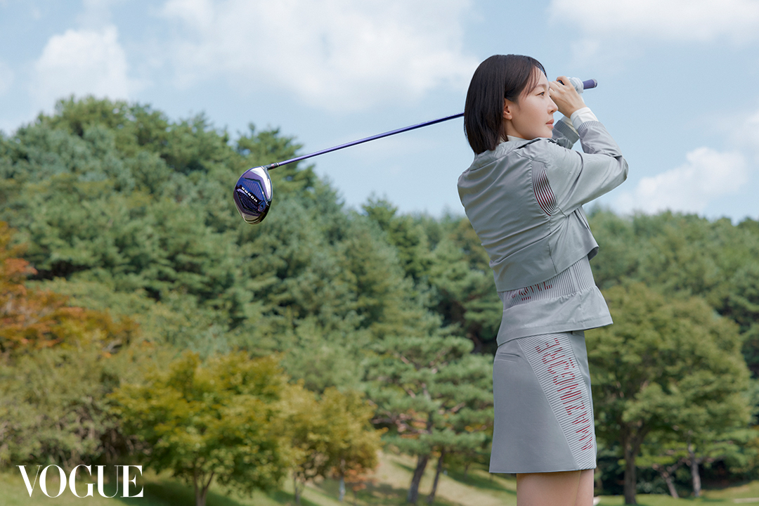 배우 엄지원이 어메이징크리 26FW 컬렉션을 착용한 화보. [어메이징크리 제공]