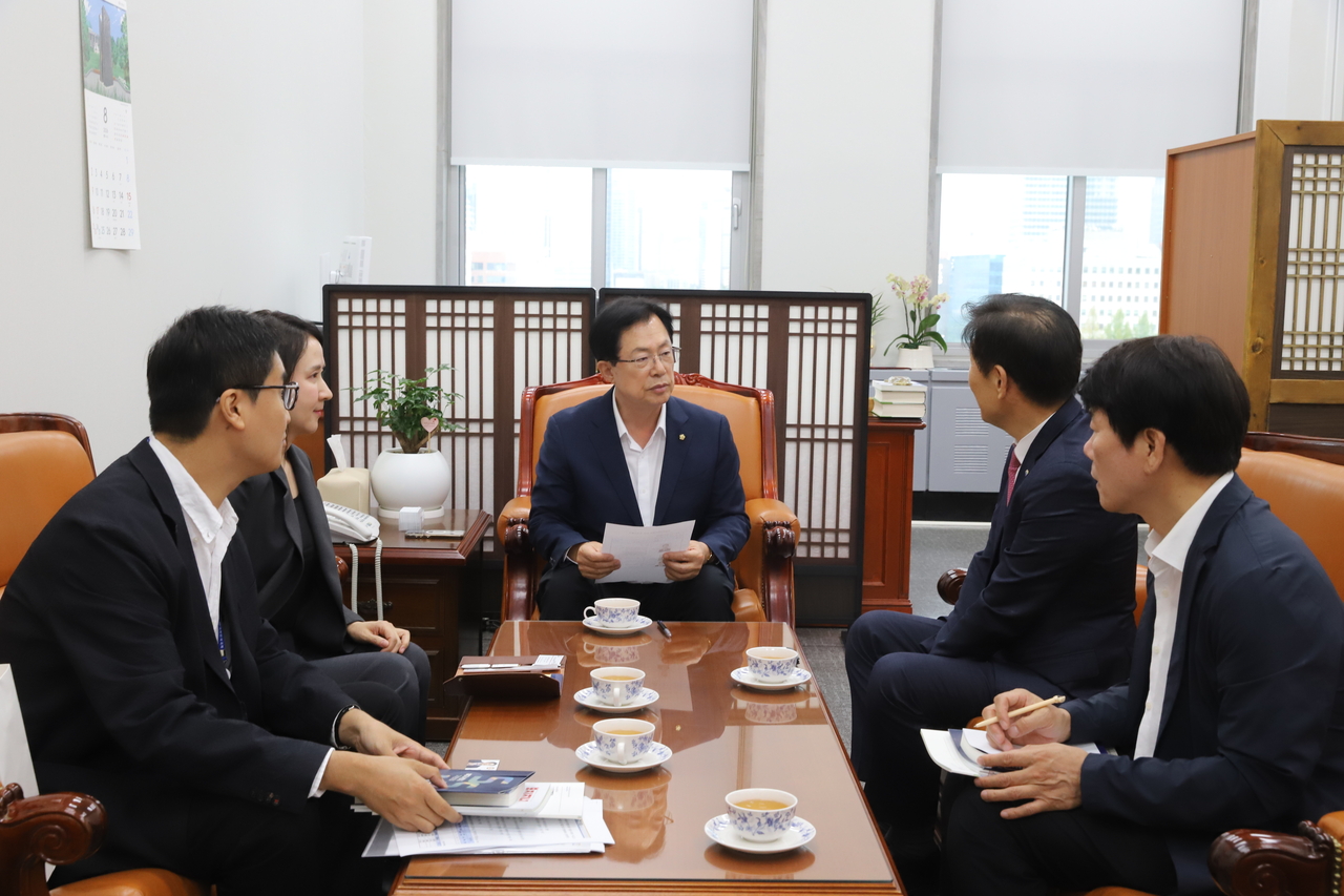 Korea Social Welfare Council Chairman Kim Hyun-hoon and his delegation meet with National Assembly Health and Welfare Committee Chairman Lee Man-hee at the National Assembly on Tuesday to discuss key issues and policy challenges facing the social welfare sector. (Korea Social Welfare Council)