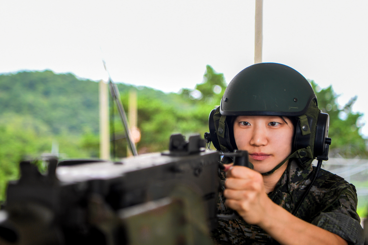 A female tank platoon commander with the Marine Corps' Yeonpyeong Unit practices firing procedures for a K6 heavy machine gun on a northwestern border island in this photo released by the Marine Corps on Friday, ahead of the 76th Women’s Army Corps Day on Sunday. (Marine Corps/Yonhap)