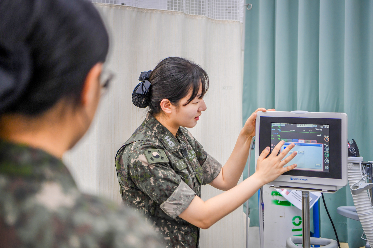 A female chief nursing officer with the Marine Corps' Yeonpyeong Unit trains medical company personnel on the use of medical equipment, in this photo released by the Marine Corps on Friday, ahead of the 76th Women’s Army Corps Day on Sunday. (Marine Corps/Yonhap)