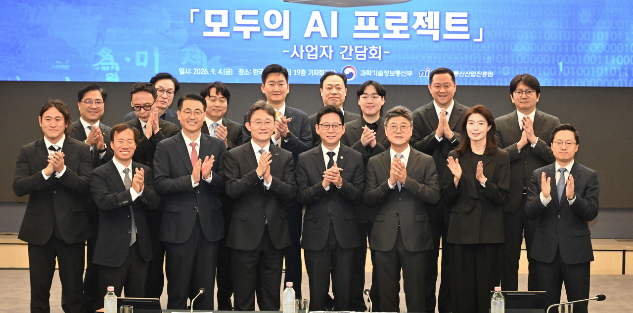 Deputy Prime Minister and Minister of Science and ICT Bae Kyung-hoon (front row, fourth from right), SK Telecom CEO Jeong Jae-heon (front row, third from right), Kakao CEO Jeong Shin-ah (front row, second from right), KT Corp CEO Park Yun-young (front row, fifth from right) and other attendees pose for a photo at the "AI for All" project launch briefing held Friday morning at the Korea Press Center in Jung-gu, Seoul. Photo by Lim Se-jun