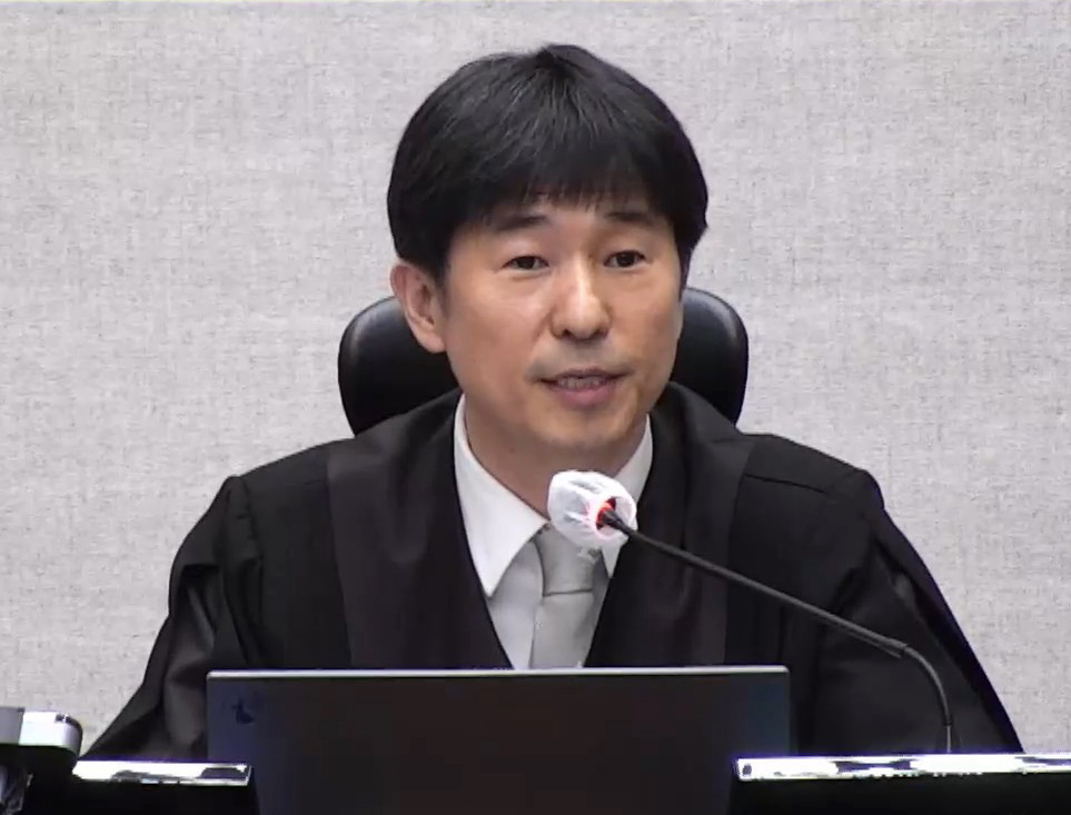 This file photo, provided by the Seoul Central District Court on Feb. 19, shows judge Jee Kui-youn announcing the sentencing of former President Yoon Suk Yeol during his insurrection trial at the court in southern Seoul. (Yonhap)