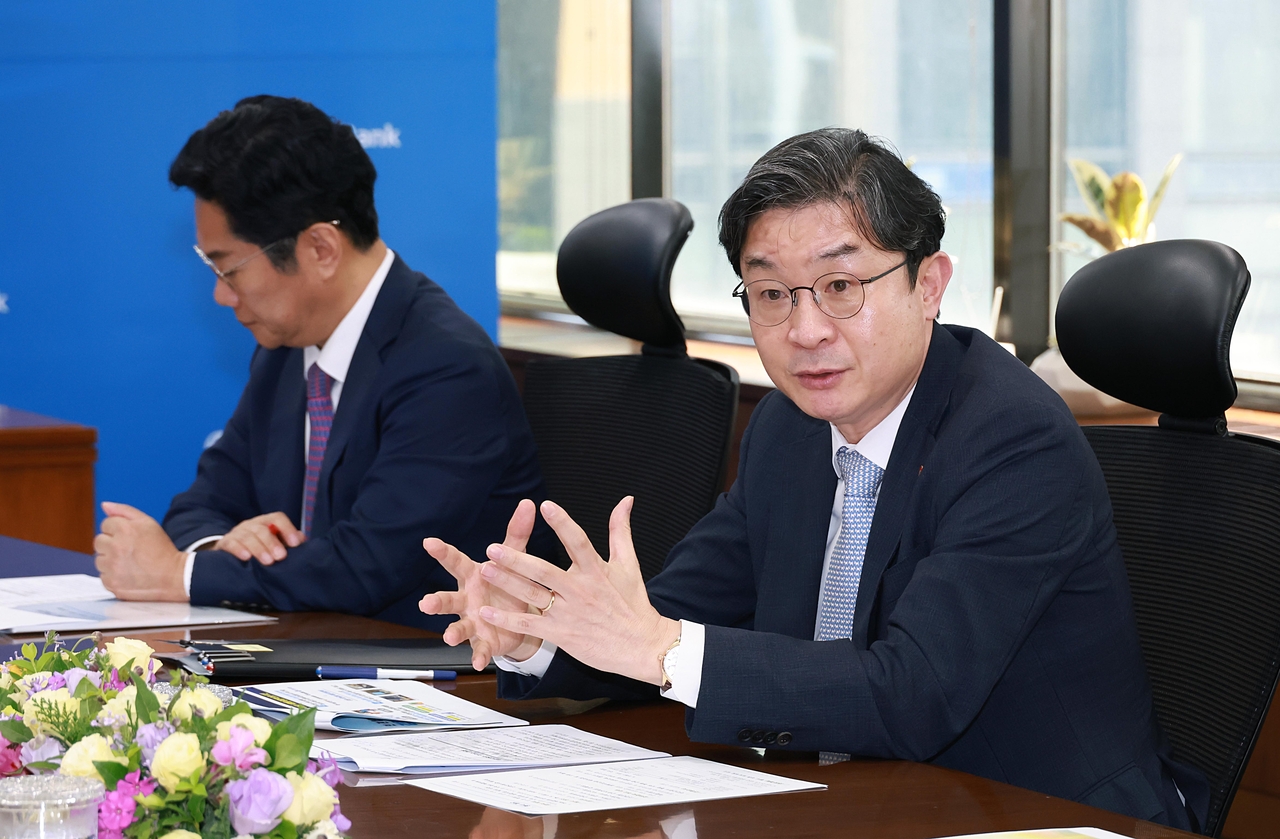 이억원 금융위원장이 4일 오후 서울 중구 신한은행 본점에서 열린 강원 지역 서민·취약계층 지원 및 지역 밀착형 복합지원 강화를 위한 업무협약에서 발언하고 있다. [금융위원회 제공]
