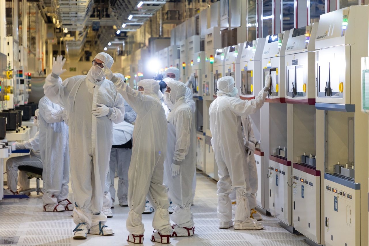 Micron CEO Sanjay Mehrotra (second from right) tours the clean room of a memory fab under construction in Boise, Idaho. [Sanjay Mehrotra SNS]