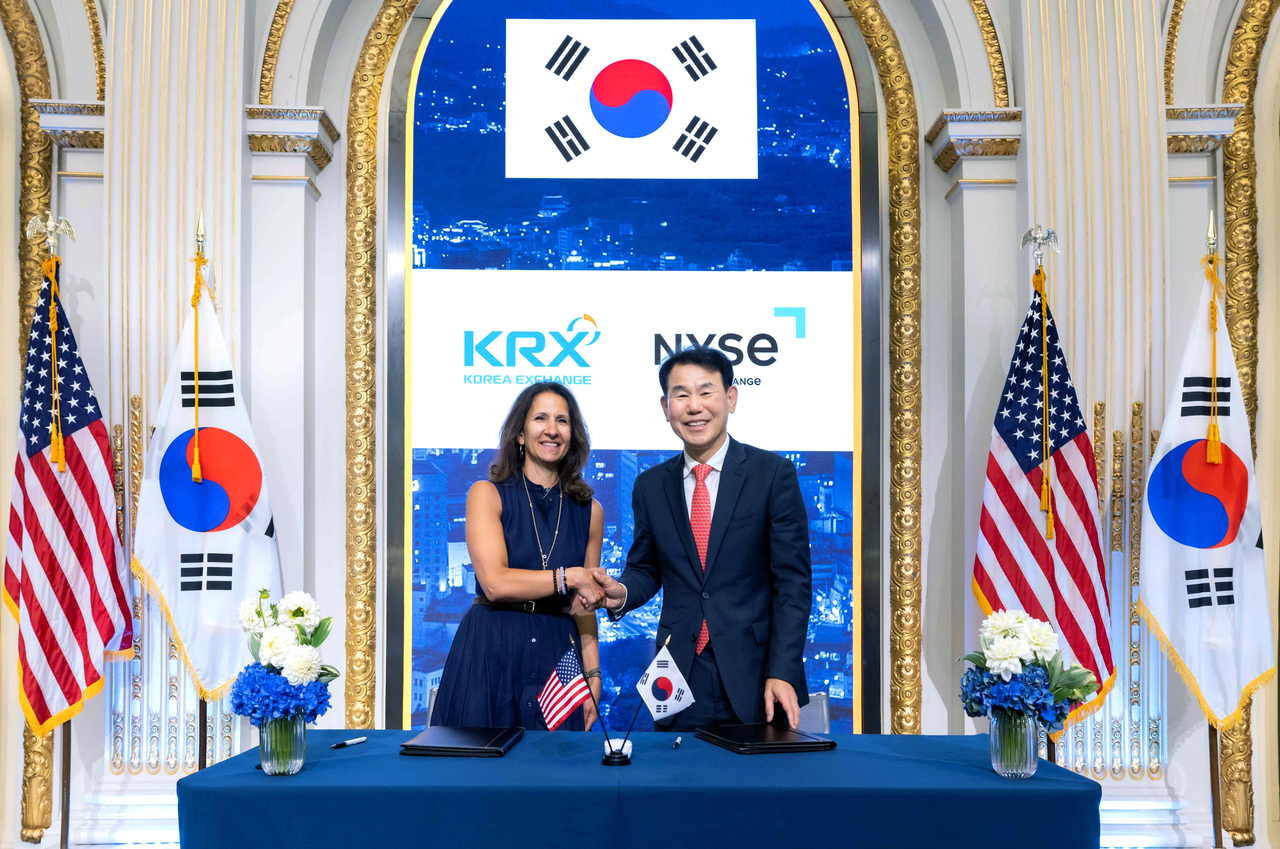 Korea Exchange Chairman and CEO Jeong Eun-bo (right) and New York Stock Exchange CEO Lynn Martin pose for a photo after signing an MOU on Thursday in New York. (Korea Exchange)
