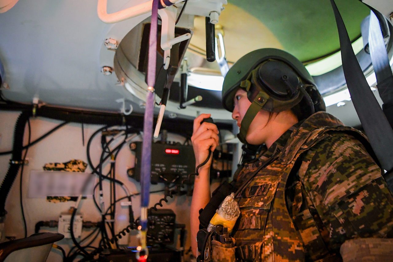 A female K9A1 self-propelled howitzer section chief with the Marine Corps' Yeonpyeong Unit gives instructions to her crew during a non-firing drill on a northwestern border island, in this photo released by the Marine Corps on Friday, ahead of the 76th Women’s Army Corps Day on Sunday. (Marine Corps/Yonhap)
