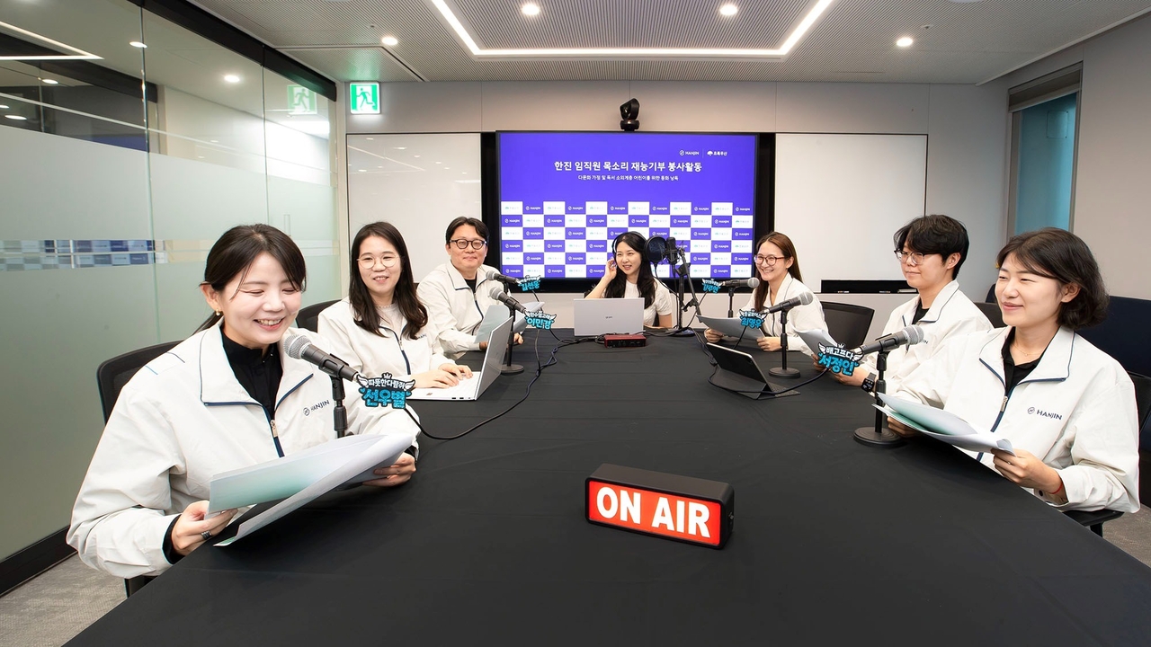 Hanjin employees record audiobooks for children with limited access to reading at the new annex of Hanjin Building in Sogong-dong, Jung-gu, Seoul, on Monday. [Hanjin]