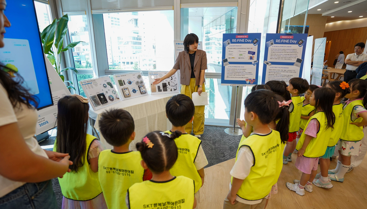Children at SK Telecom's on-site daycare center listen to an explanation about resource circulation. [SK Telecom]