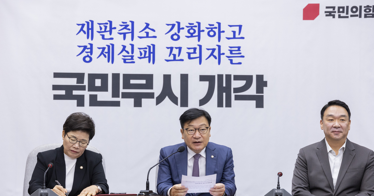 People Power Party Floor Leader Jeong Jeom-sik speaks at a floor strategy meeting at the National Assembly on Friday, sharply criticizing Justice Minister nominee Kim Seung-won over allegations of improper lobbying. [Yonhap]