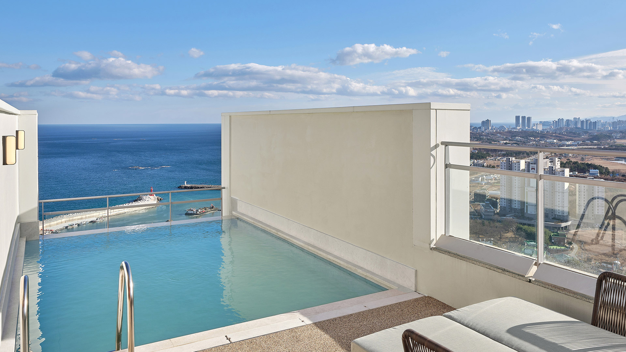 The Wyndham Goseong, a recently opened hotel in Gangwon Province's Goseong — an area long underserved by accommodation — boasts facilities rivaling luxury Maldives resorts. Despite the new addition, Yangyang, Goseong and Inje still face a shortage of lodging options.