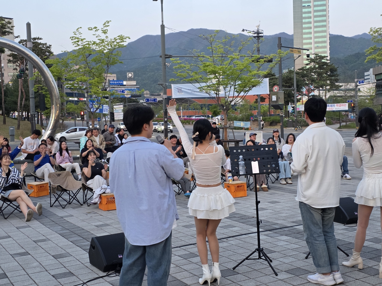 원주 혁신도시 문화미식회. 원주로 이전한 공공기관  임직원들은 오랜 인프라 보완과 정착을 위한 시행착오끝에 이젠 주민이 되어 지역공동체 문화행사도 한다.