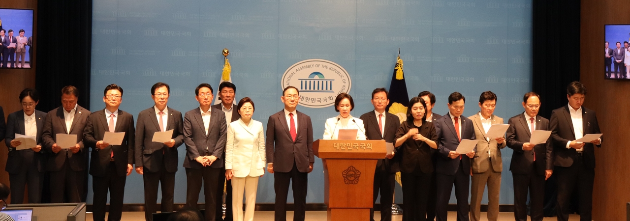 이인선 의원 등 국민의힘 대구·경북 국회의원들이 3일 국회소통관 기자회견에서 교육부의 ‘서울대 10개 만들기’ 패키지 지원대학 선정에서 경북대가 제외된 것에 대해 성토하고 있다.[이인선 의원실 제공]
