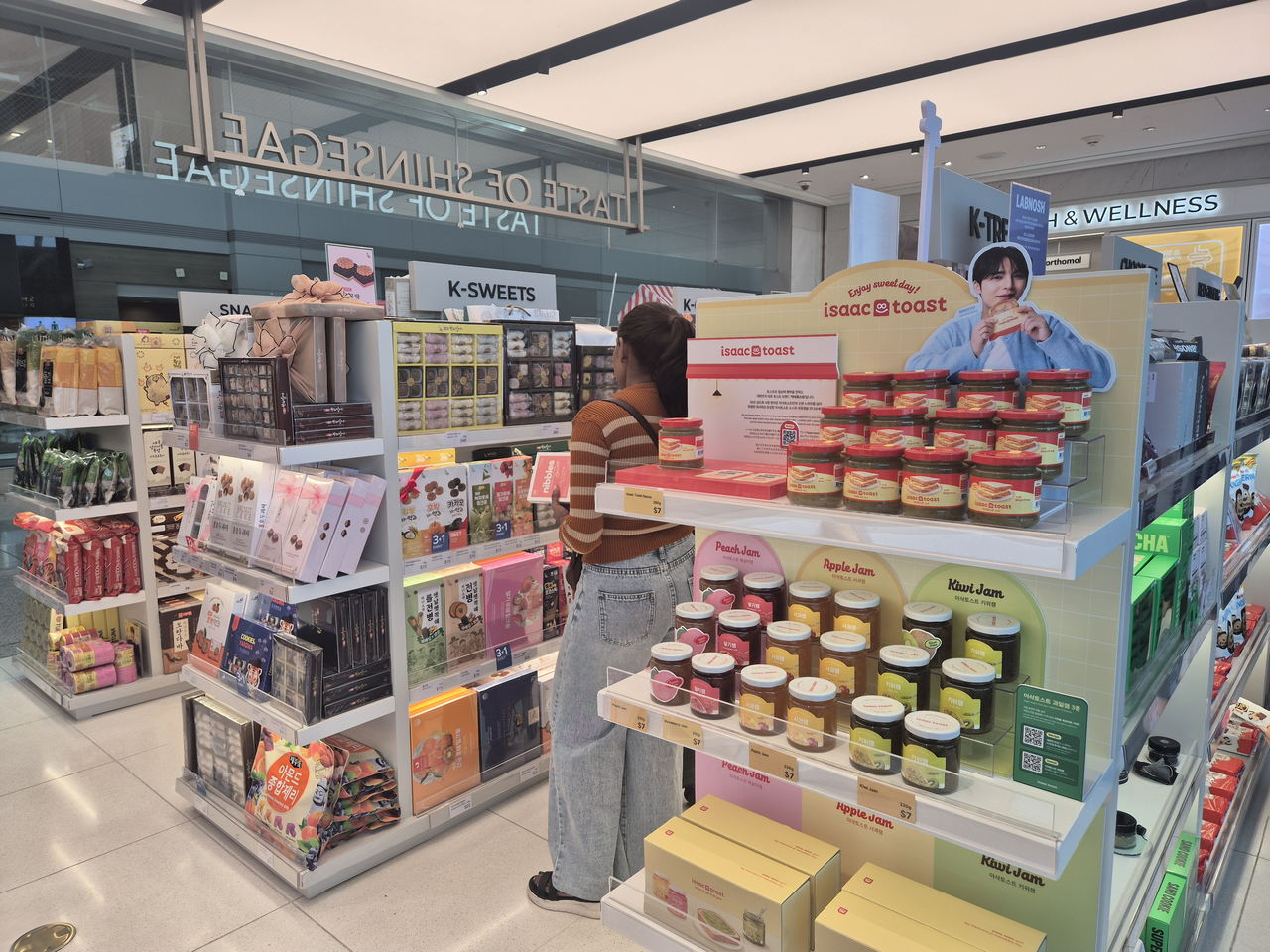 A dedicated display stand for Isaac Toast jam products has been set up at the "Taste of Shinsegae" food curation zone inside Shinsegae Duty Free at Incheon International Airport. [Shinsegae Duty Free]