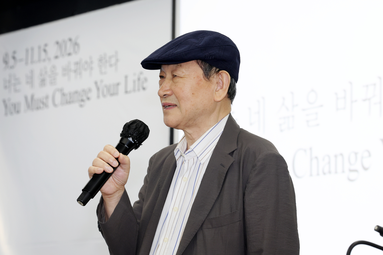 Gwangju Biennale Foundation President Youn Bum-mo speaks at a news conference for the 16th Gwangju Biennale at the Gwangju Biennale Exhibition Hall in Gwangju on Friday. (Yonhap)