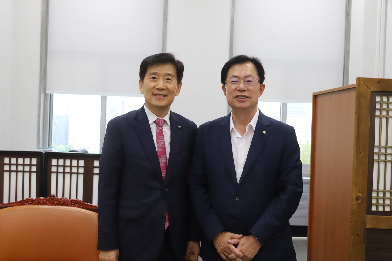 Korea Social Welfare Council Chairman Kim Hyun-hoon (left) and National Assembly Health and Welfare Committee Chairman Lee Man-hee pose for a photo after discussing key issues in the social welfare sector and avenues for cooperation between the Assembly and the field on Tuesday at the National Assembly. (Korea Social Welfare Council)