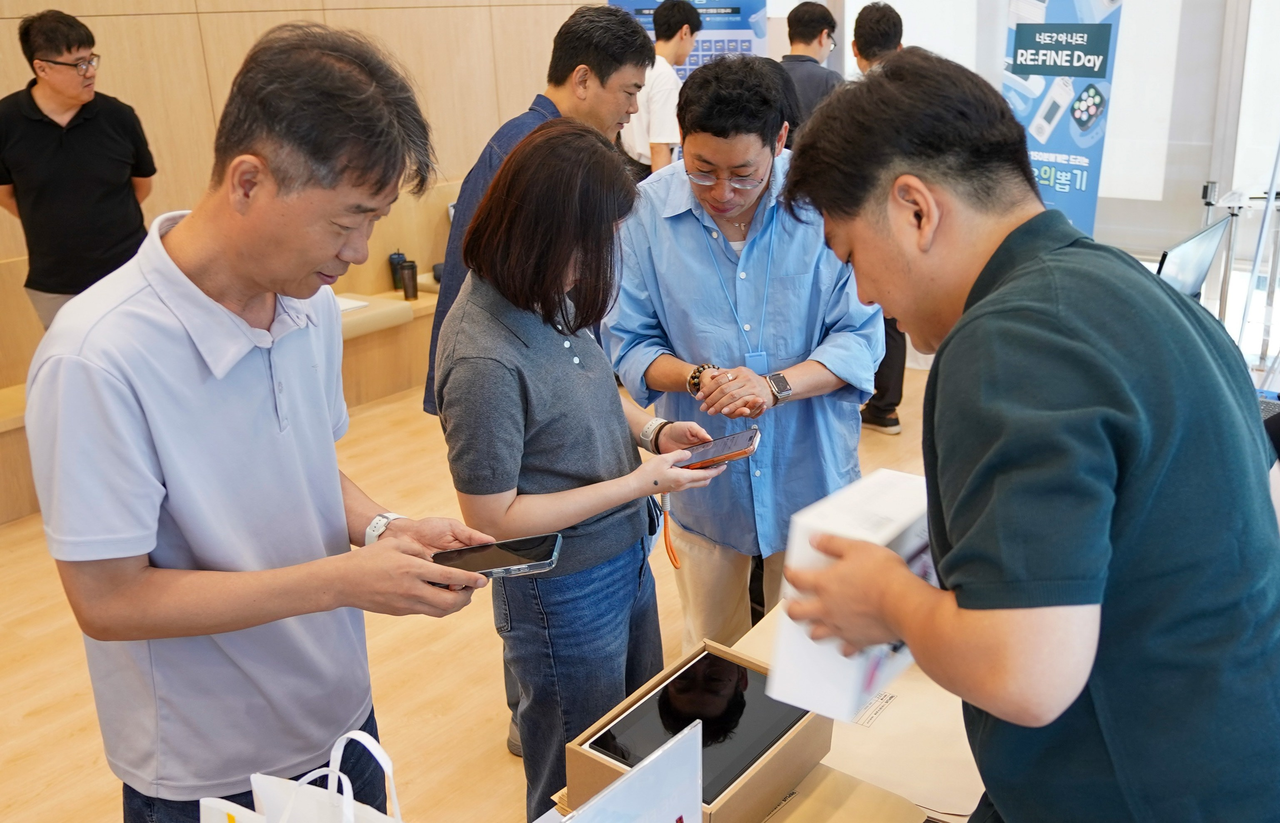 SK Telecom employees participate in the resource circulation campaign "RE:FINE Day." [SK Telecom]