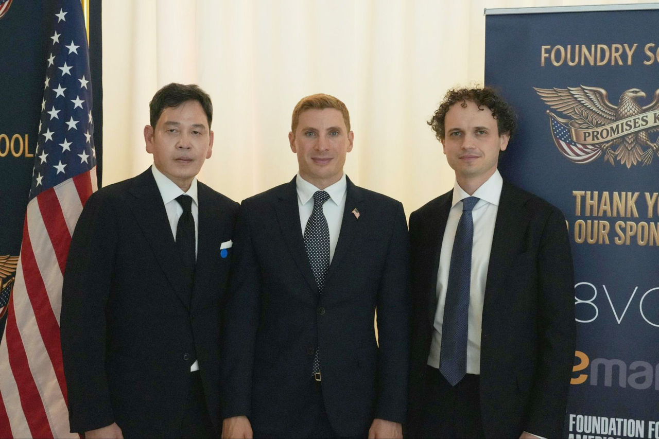 Shinsegae Group Chairman Chung Yong-jin (left) poses for a photo with Jacob Helberg (center), US Under Secretary of State for Economic Affairs and Misha Laskin, CEO of Reflection AI in Washington on Thursday (Shinsegae Group)