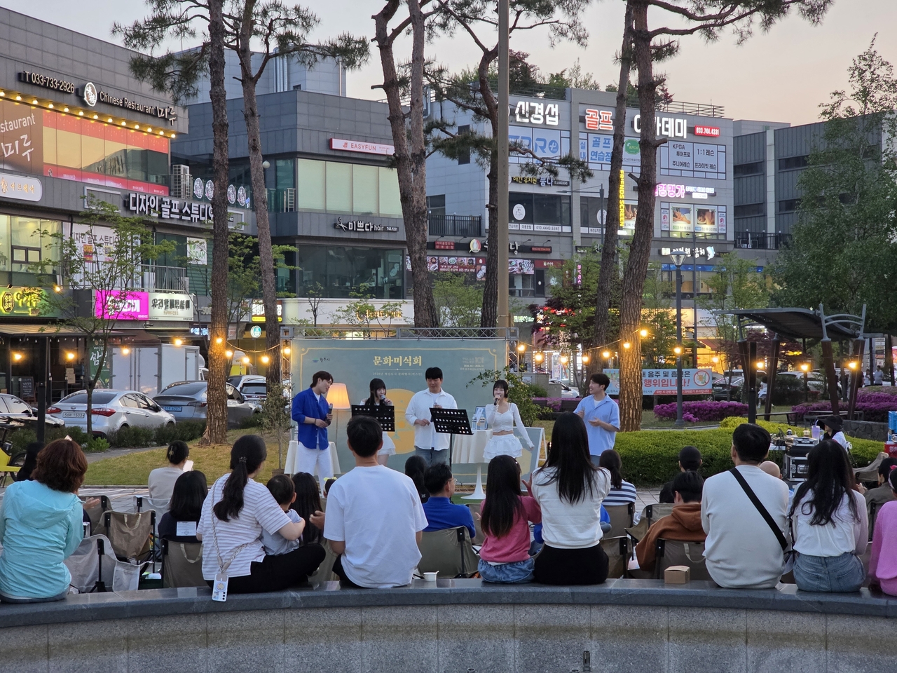 원주로 이전한 공공기관  임직원들은 오랜 인프라 보완과 정착을 위한 시행착오끝에 이젠 주민공동체의 일원이 되어 문화행사도 함께 준비한다.