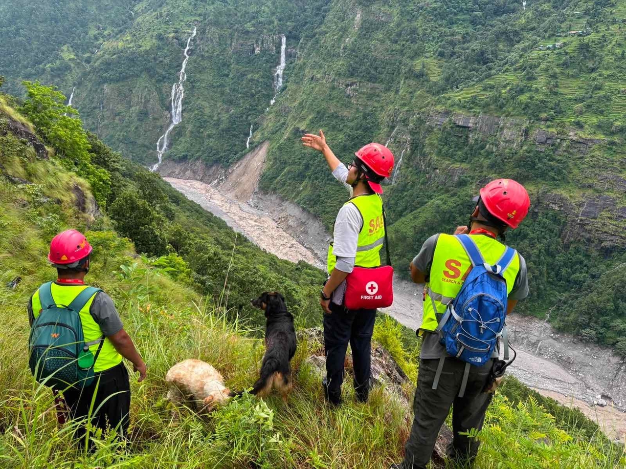 A response team from Korea South-East Power searches for employees who lost contact after severe flooding in the Rasuwa area of Nepal on Thursday (local time), with two search dogs and local personnel. [Yonhap]