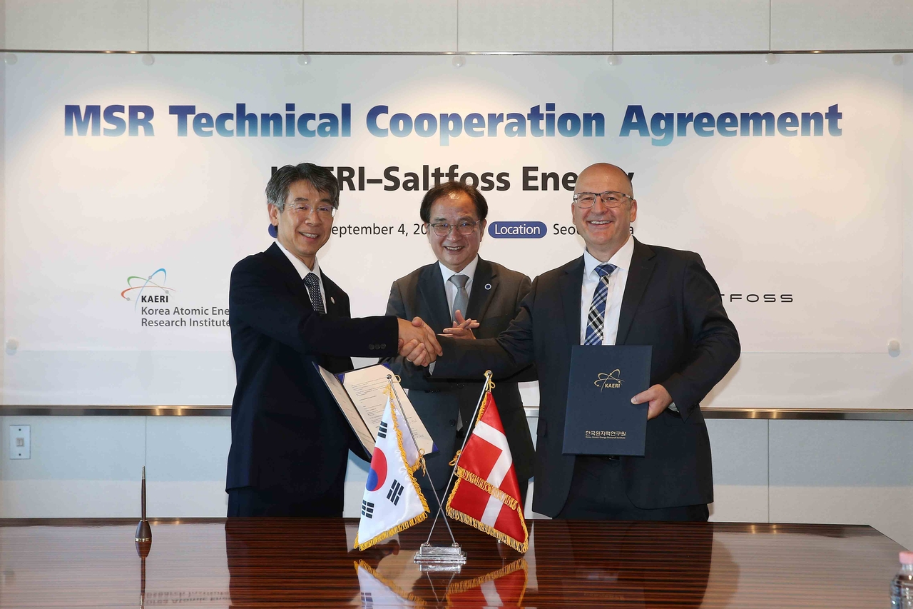 한국원자력연구원과 덴마크 솔트포스가 용융염원자로(MSR) 핵연료 제조 및 재료 부식 평가 기술 수출 계약을 체결하고 있다. 백민훈(왼쪽부터) 한국원자력연구원 후행원자력기술연구소장, 임인철 원장 직무대행, 페더 노르보르그 솔트포스 최고운영책임자.[한국원자력연구원 제공]