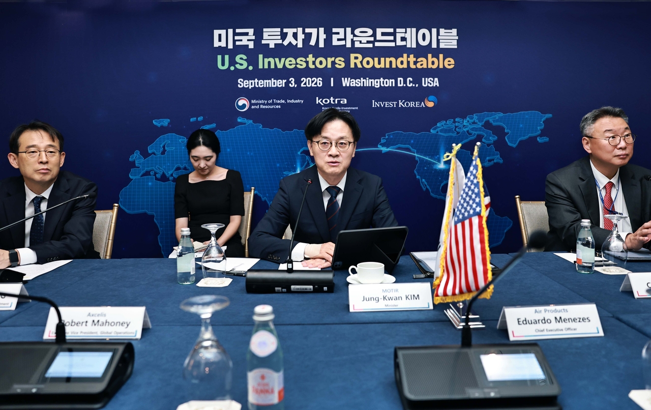 김정관 산업통상부 장관이 3일(현지시간) 미국 워싱턴 D.C.에서  미국 4개 기업과 총 20억 달러 규모 외국인직접투자(FDI)를 신고하는 투자신고식을 갖은 후 기념촬영을 하고 있다. [산업통상부 제공]