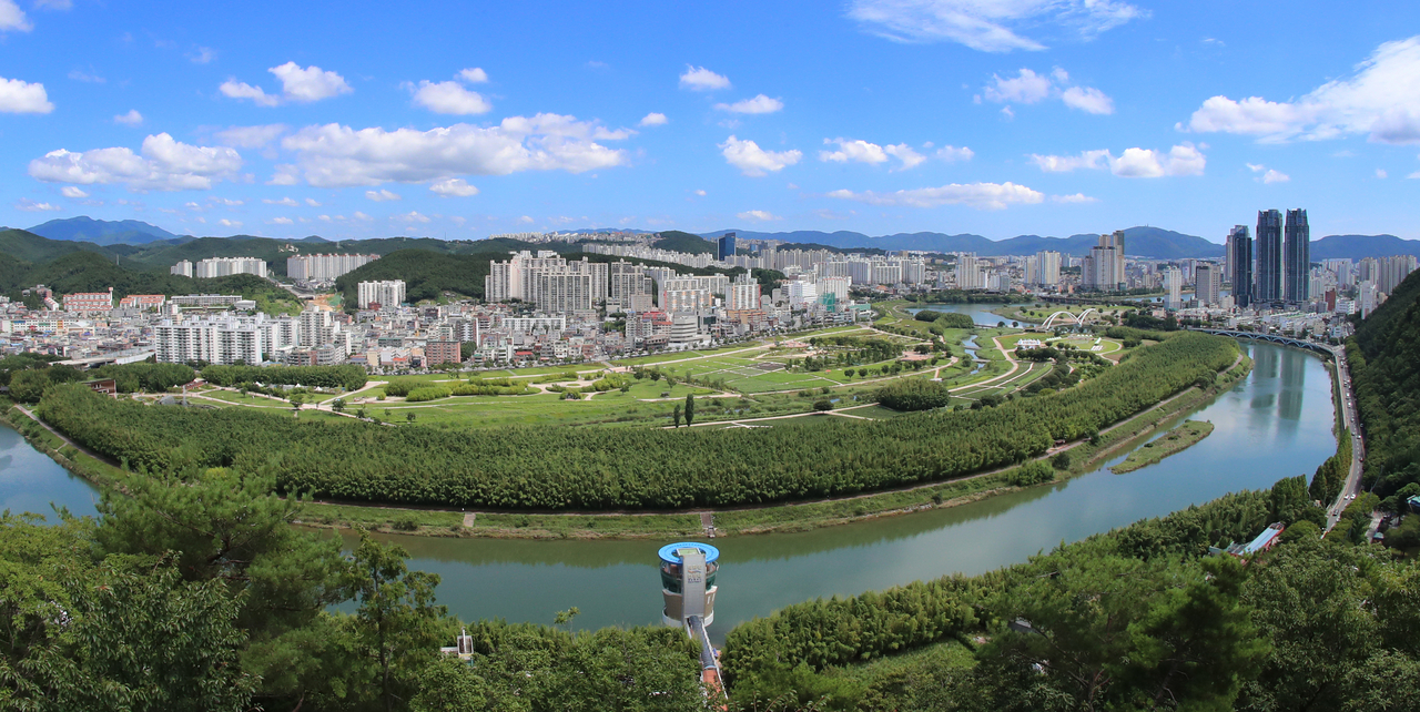 A view of the Taehwa River centered on Simni Bamboo Forest, one of Ulsan's 12 scenic landmarks. [Provided by Ulsan city]