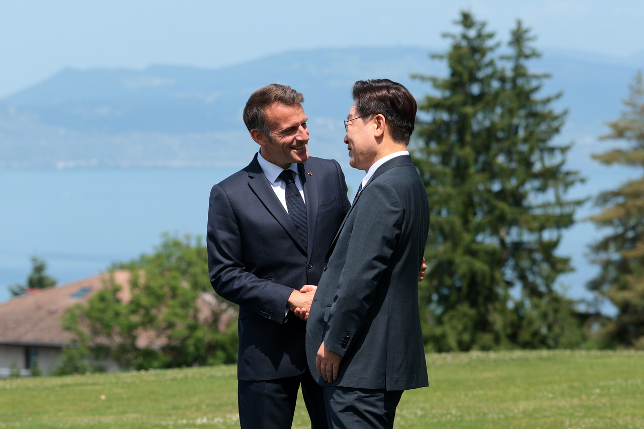 President of France Emmanuel Macron (left) greets South Korea's President Lee Jae-myung prior to a family photo during the G7 Summit on June 16, 2026 in Evian-les-Bains, France. (Getty Images)