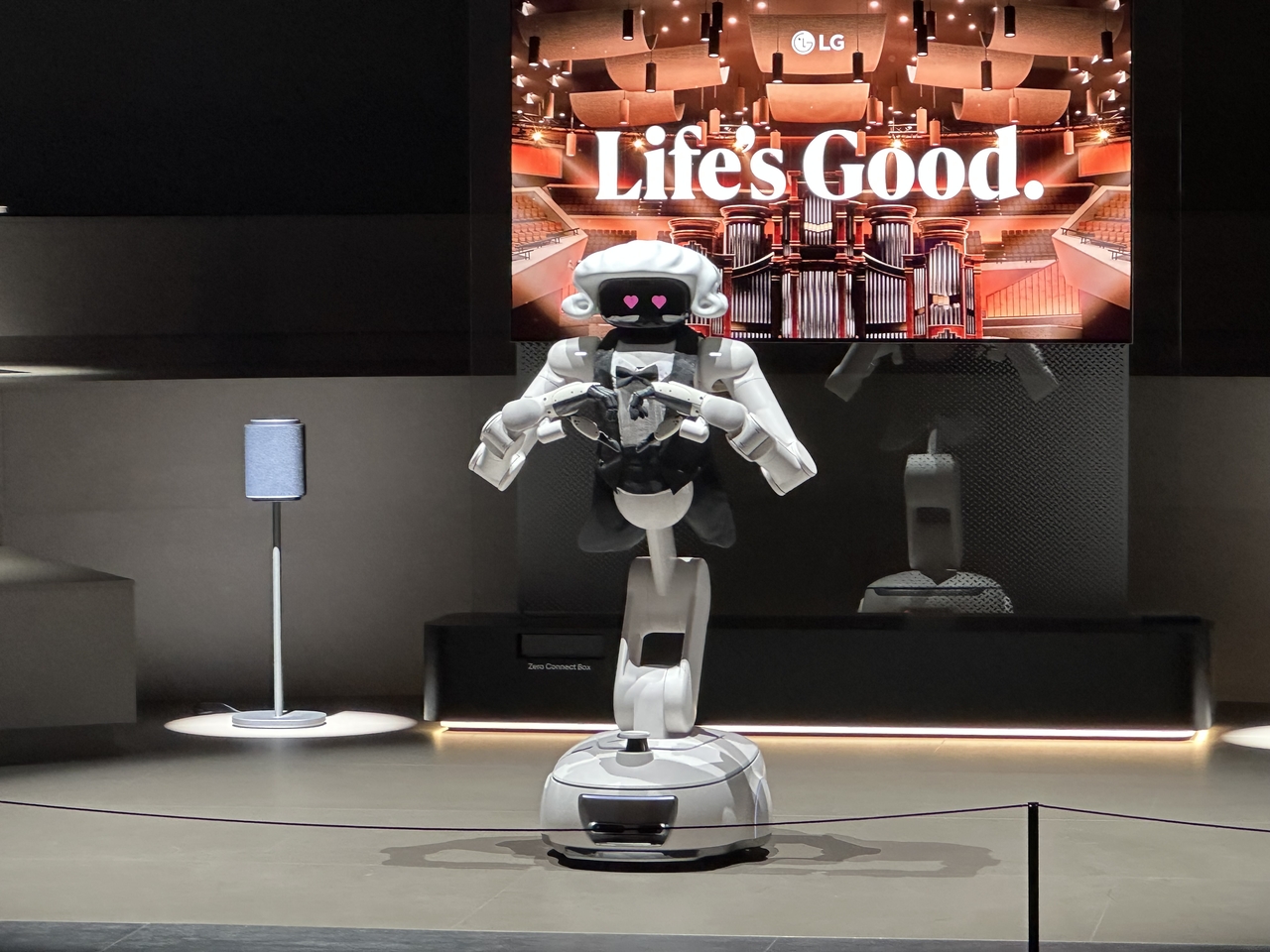 LG Cloid sends a heart to the audience after finishing its AI Orchestra performance in Berlin.