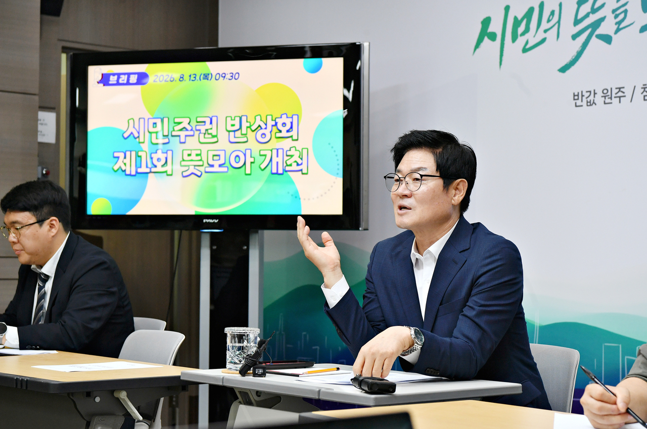 지난 8월26일 공공기관 이전 관련 기자간담회를 하고 있는 구자열 원주시장
