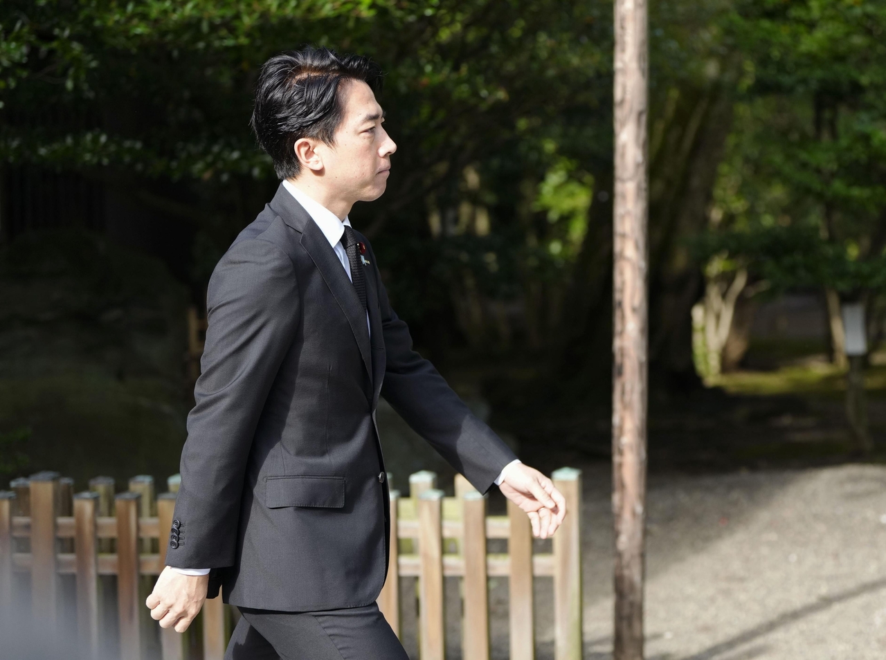 Japanese Defense Minister Shinjiro Koizumi visits the Yasukuni Shrine in Tokyo on Aug. 15, which marks Korea's Liberation Day and the anniversary of Japan's surrender in World War II. (Yonhap)