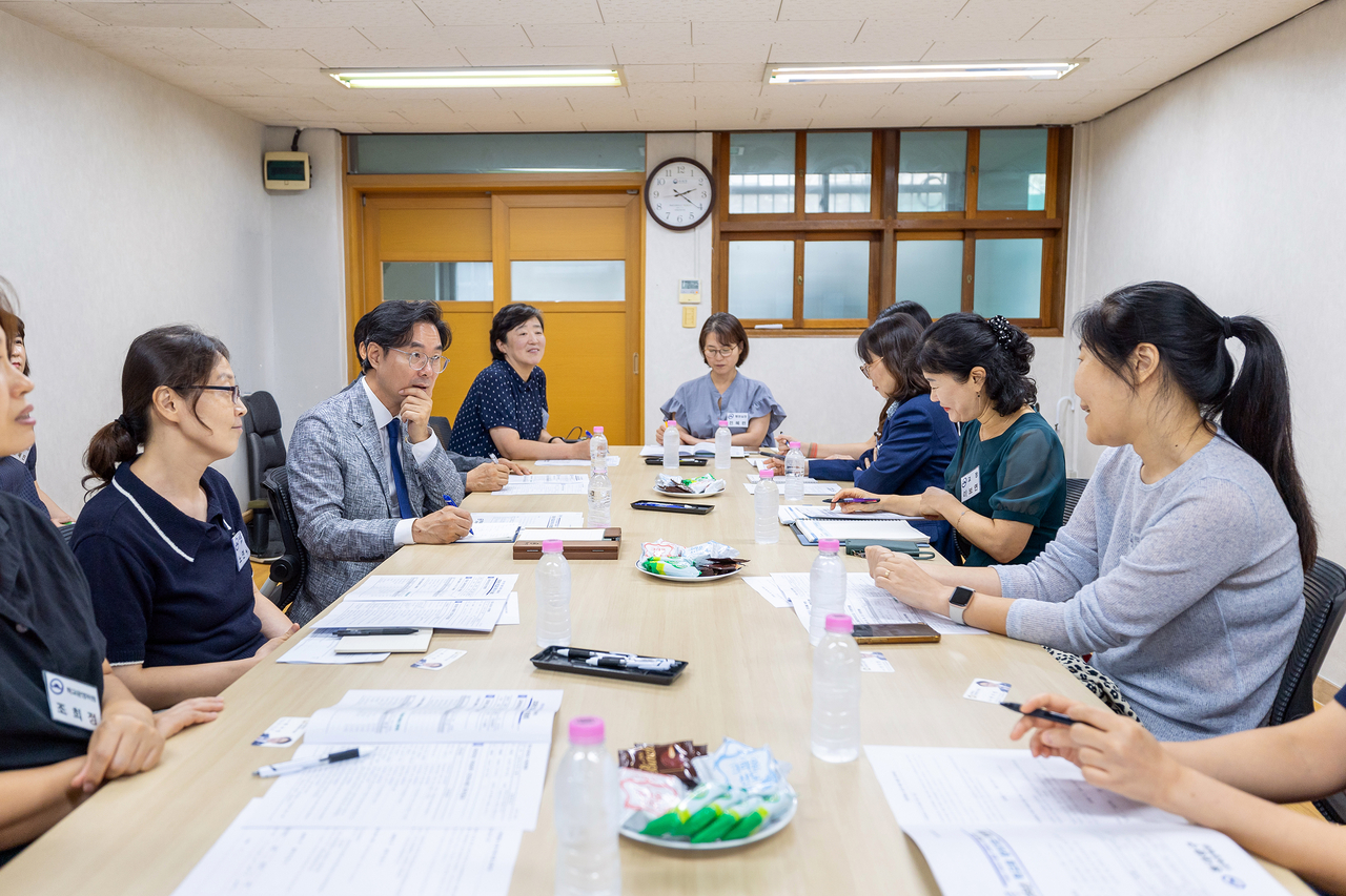 최동민 동대문구청장(왼쪽 세번째)이 종암초 학부모들과 간담회를 갖고 있다.