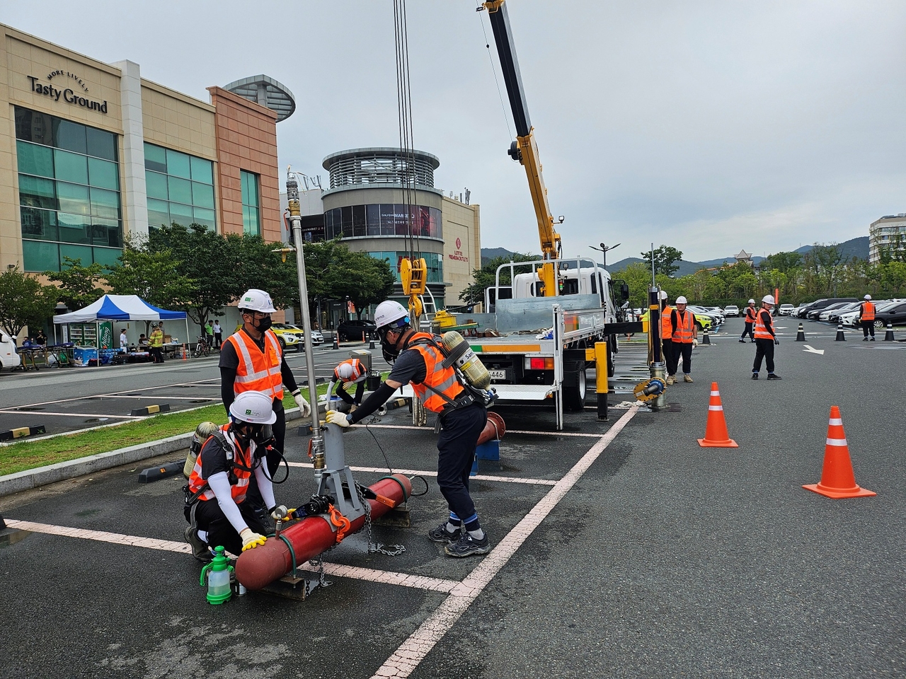Kyungnam Energy employees conduct a training exercise based on a simulated gas leak scenario. [Kyungnam Energy]