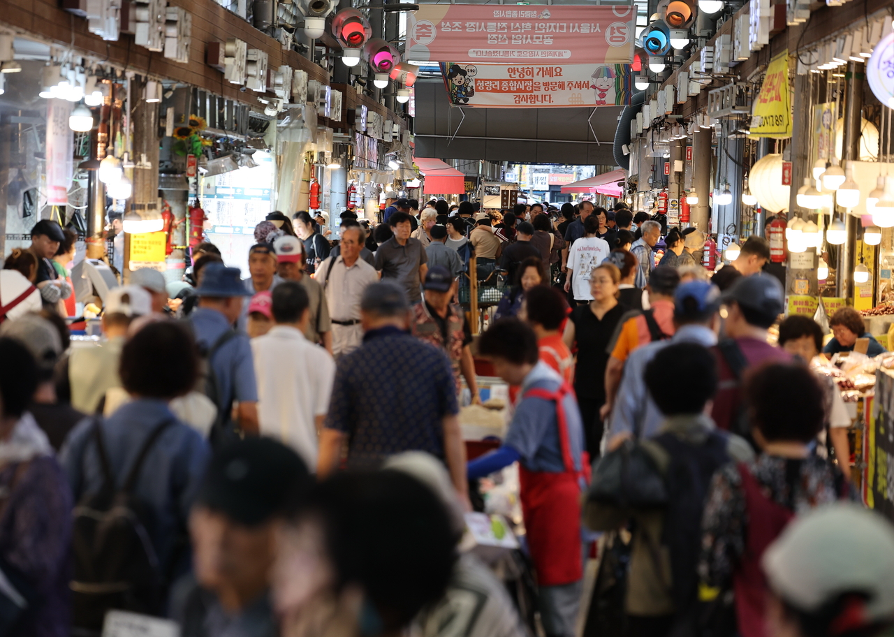 A traditional market in Seoul is crowded with visitors on Tuesday, as people begin shopping early for the Chuseok holiday. (Yonhap)