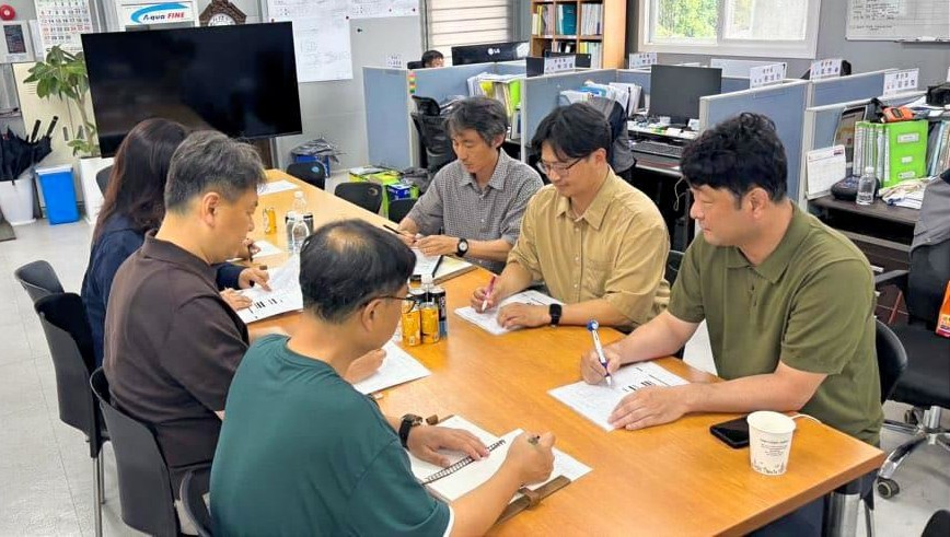 지난 3일 전남 목포 미래로조선에서 한국해양교통안전공단 관계자들이 ‘한려카페리호’ 건조 관계자들과 공정관리 일정을 논의하고 있다. [한국해양교통안전공단 제공]