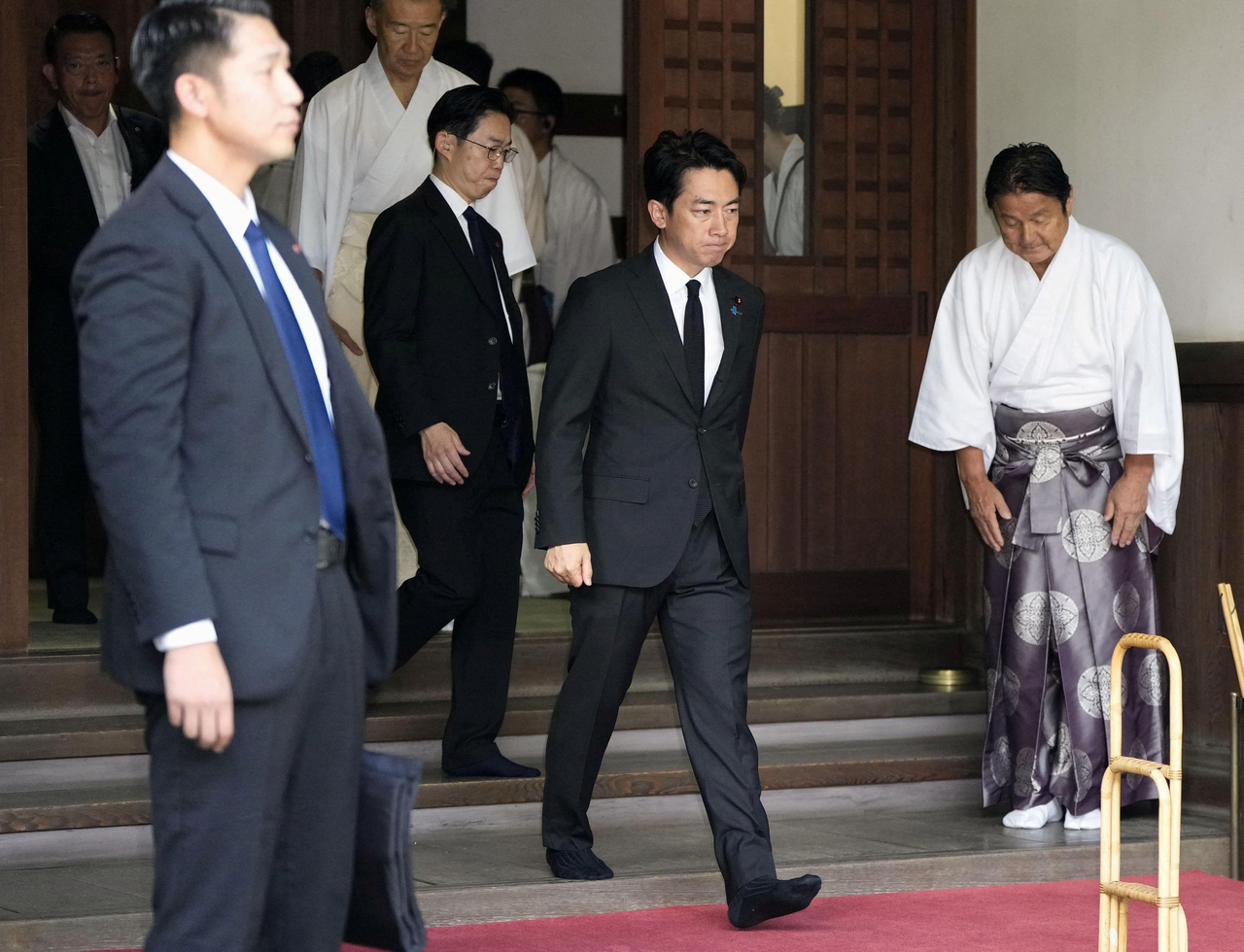 Defense Minister Shinjiro Koizumi (2nd from R) walks during a visit to Yasukuni Shrine in Tokyo on Aug. 15. (Yonhap)