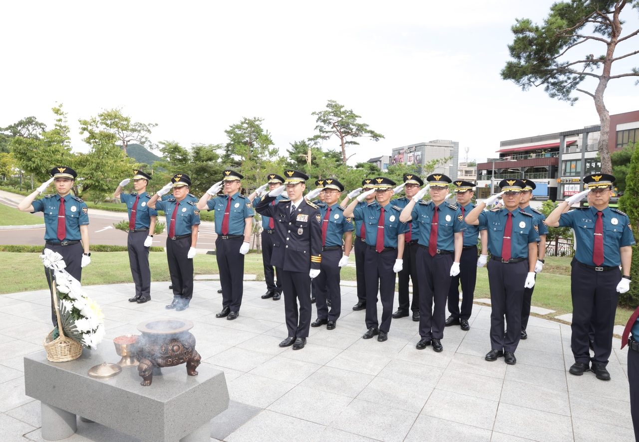 Park Heon-su, the newly appointed North Gyeongsang Provincial Police Agency chief, visits the North Gyeongsang Police Memorial Park on Thursday to pay his respects alongside senior command staff. [North Gyeongsang Provincial Police Agency]