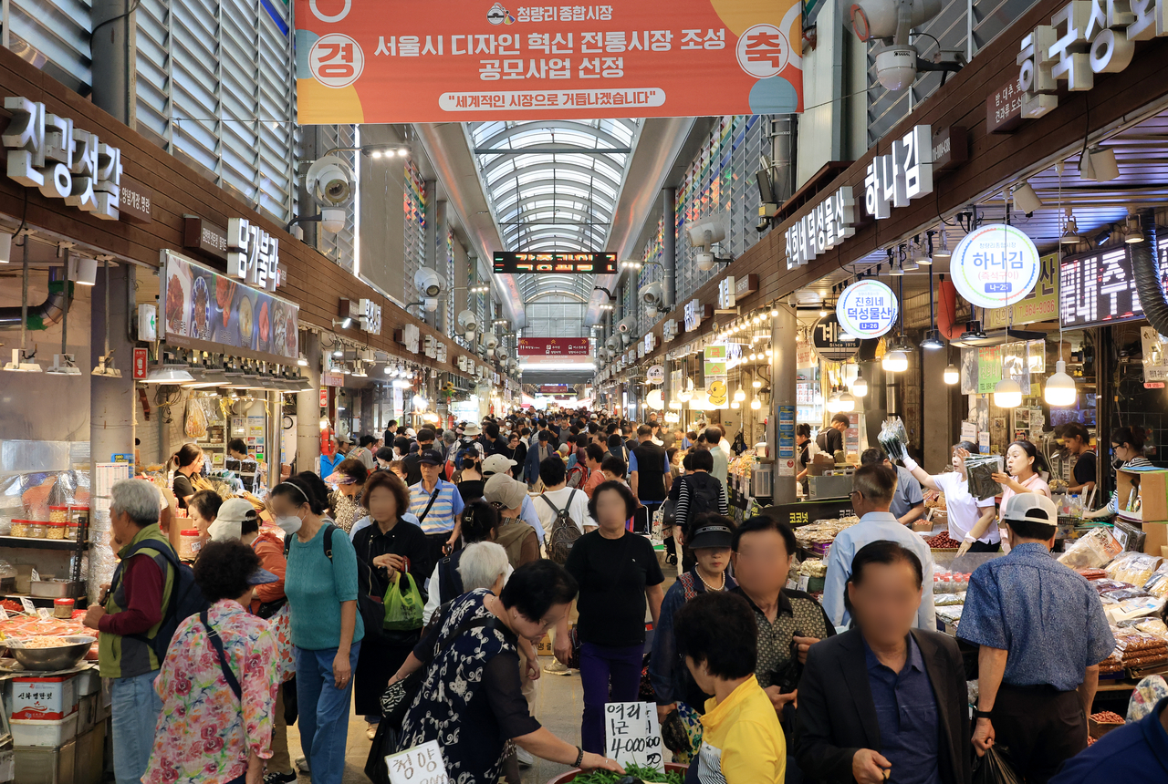 추석 연휴를 앞두고 서울 동대문구 청량리종합시장이 시민들로 북적이고 있다. [연합]