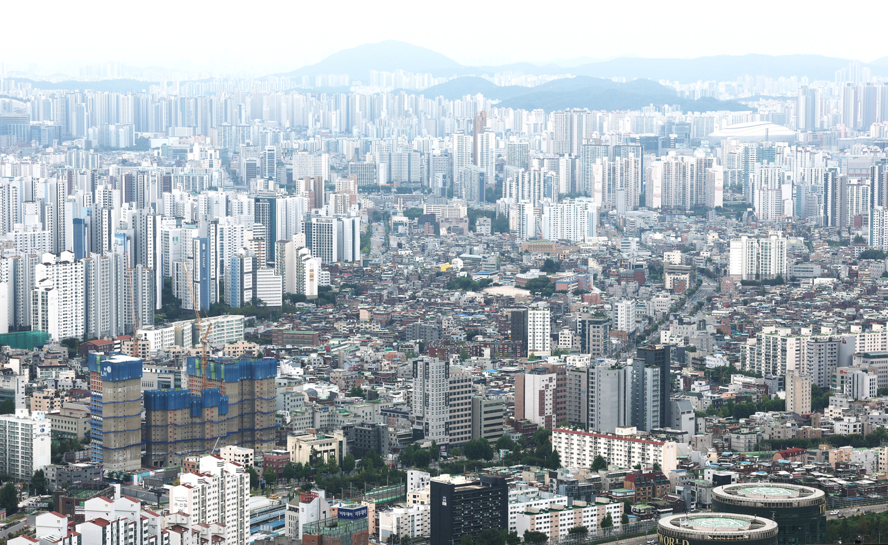 서울 영등포구 여의도 63빌딩 전망대에서 바라본 시내 곳곳에 자리 잡은 아파트 전경. [연합]