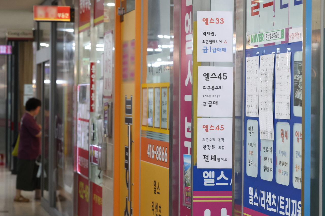 A real estate agency in Songpa-gu, Seoul [Yonhap]