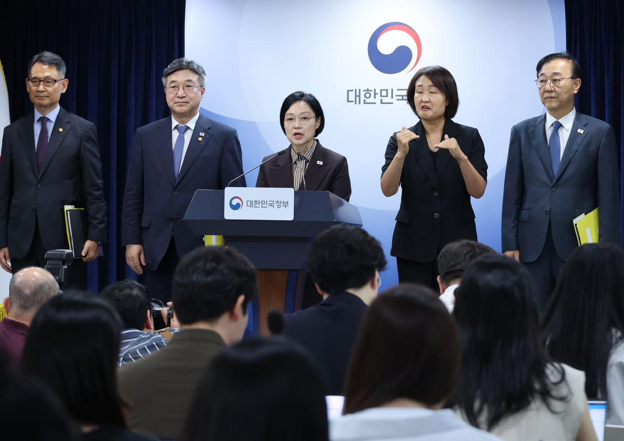 한성숙 국무총리가 3일 서울 종로구 정부서울청사에서 열린 행정·공공기관 이전 및 공공기관 기능 개혁 관련 기자회견을 하고 있다, [연합]