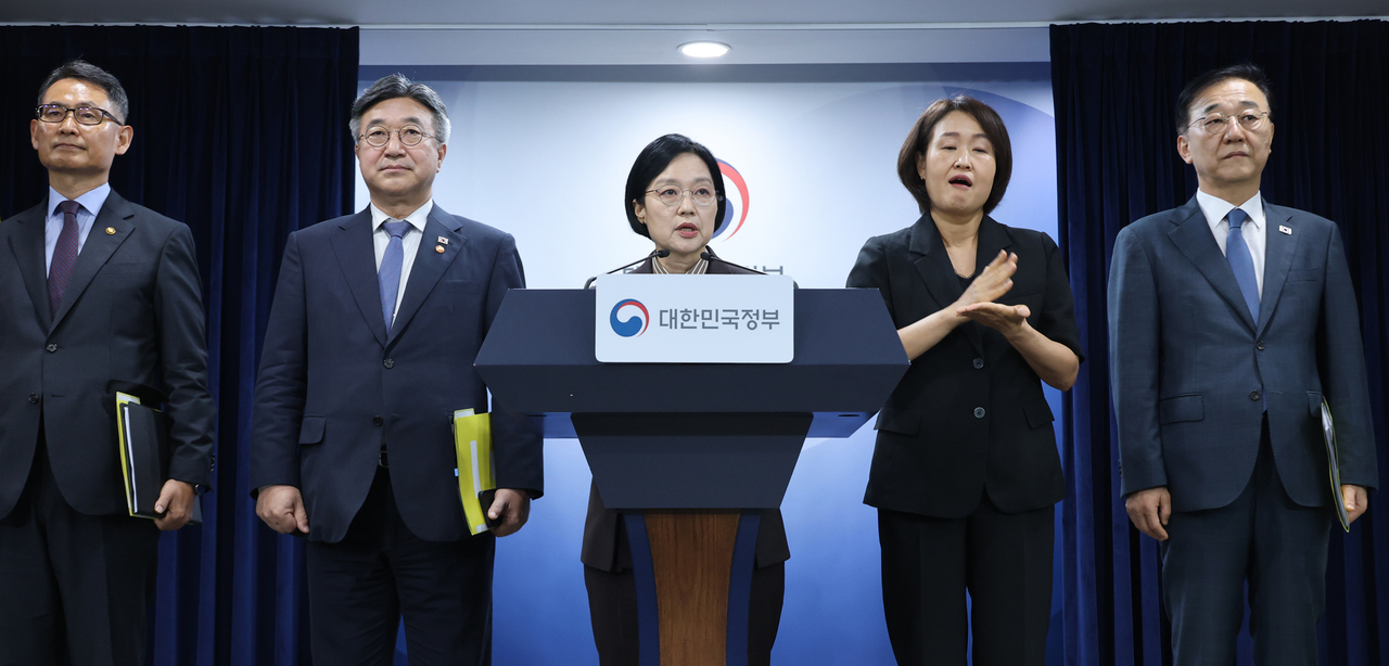 한성숙 국무총리가 지난 3일 서울 종로구 정부서울청사에서 법무부-성평등가족부 등 행정·공공기관 이전 및 공공기관 기능 개혁 관련 기자회견을 하고 있다,
왼쪽부터 허장 재정경제부 2차관, 윤호중 행정안전부 장관, 한성숙 국무총리, 김윤덕 국토교통부 장관. <연합뉴스>