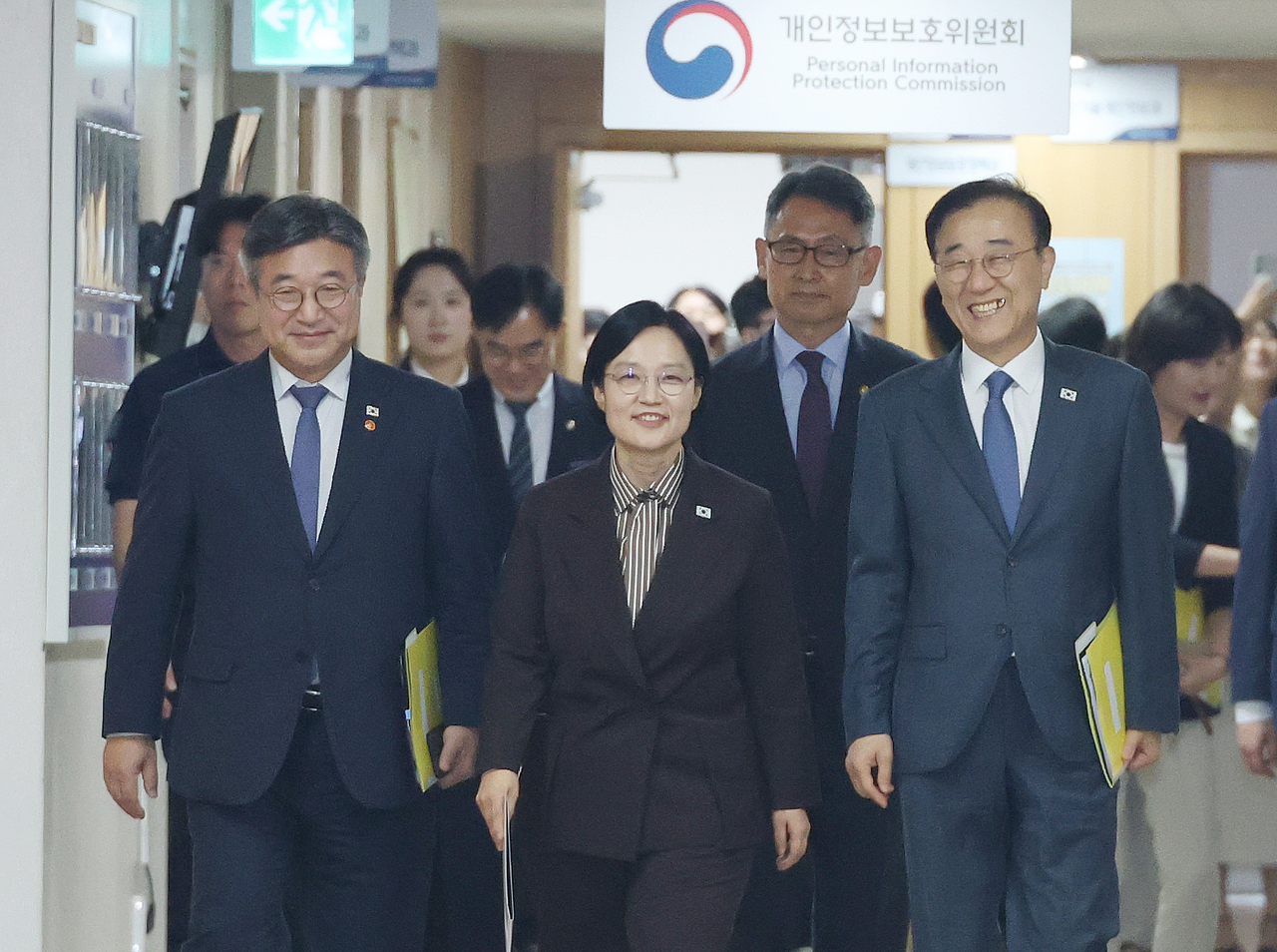 Prime Minister Han Seong-sook walks to a press conference on the relocation of government and public institutions and public institution functional reform, held Thursday at Government Complex Seoul in Jongno-gu, Seoul. From left: Minister of Interior and Safety Yun Ho-jung, Prime Minister Han, Second Vice Minister of Economy and Finance Heo Jang, and Minister of Land, Infrastructure and Transport Kim Yun-deok. [Yonhap]